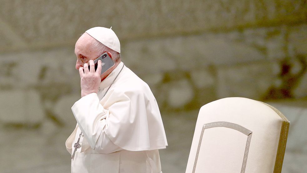 Betrüger geben vor, Papst Franziskus zu sein und tricksen Christen aus. Foto: IMAGO IMAGES/Grzegorz Galazka