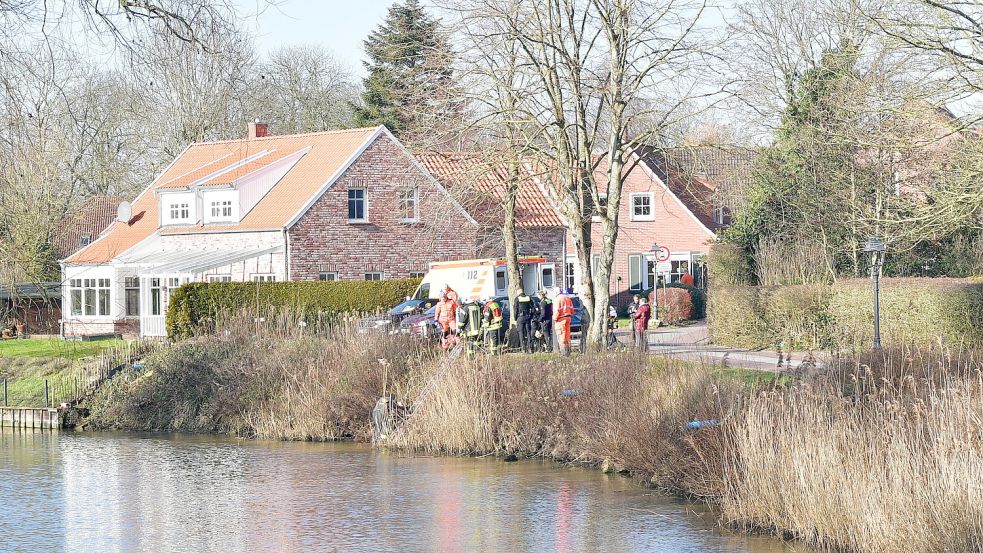 Mit Leitern rettete die Feuerwehr am Dienstag einen Mann aus dem Greetsieler Sieltief. Foto: Wagenaar