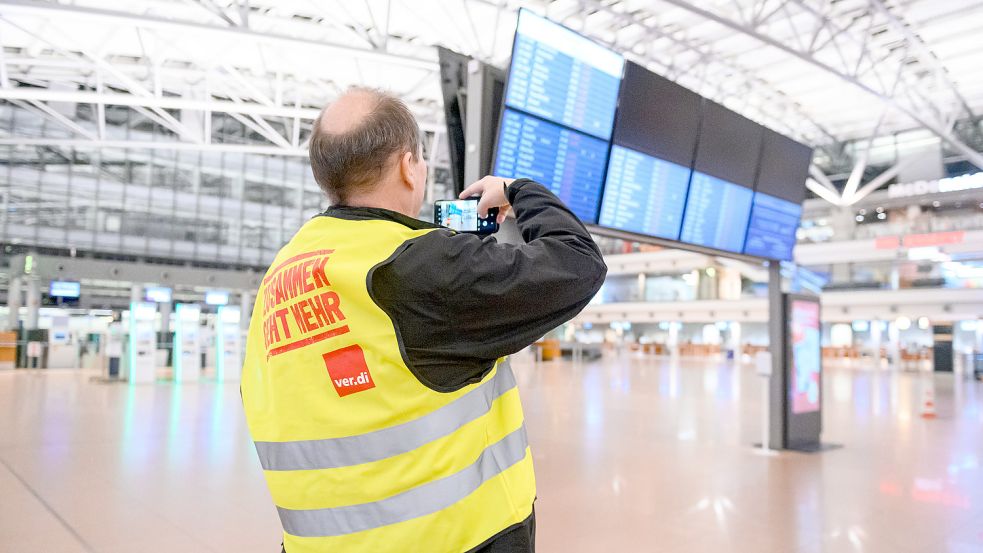 Nichts geht mehr am Hamburger Flughafen. Alle Passagierfluge am Freitag mussten gestrichen werden. Foto: dpa/Jonas Walzberg