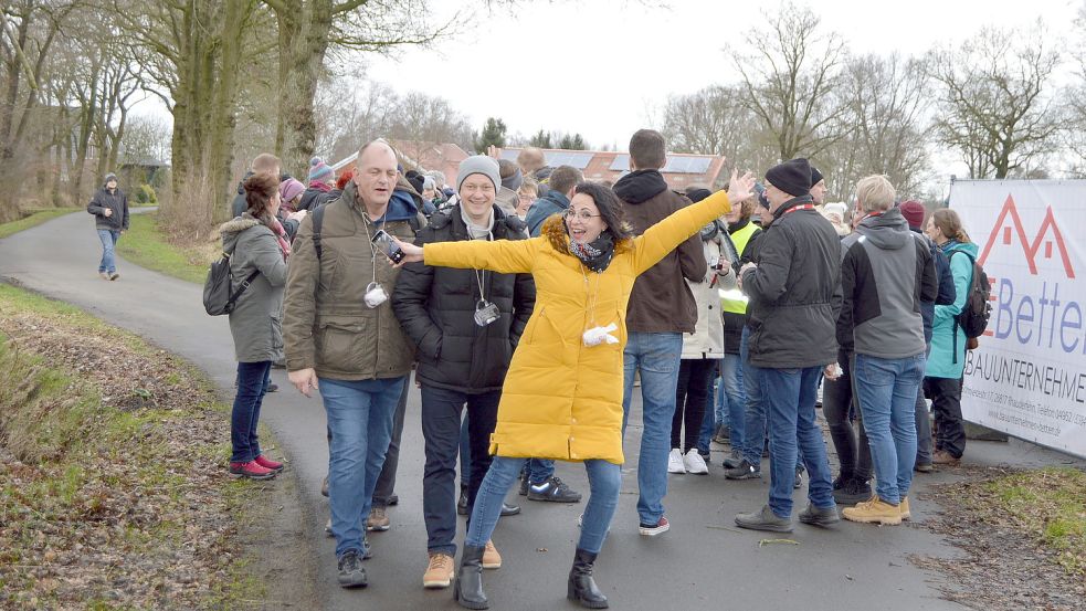 In einelnen Gruppen von rund 30 Personen ging es für die „Glühweinwanderer“ durch die Straßen von Holte und Rhaude. Foto: Weers