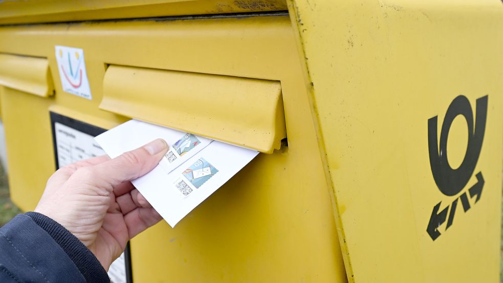 Die Briefzustellung durch die Deutsche Post soll langsamer oder teurer werden. Foto: dpa/Bernd Weißbrod