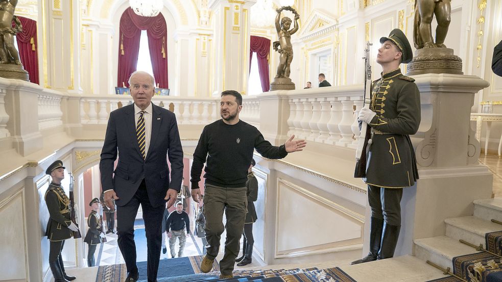 Vereint gegen Russland: US-Präsident Joe Biden beim Besuch von Präsident Wolodymyr Selenskyj in Kiew. Foto: picture alliance/dpa/AP Pool/Evan Vucci