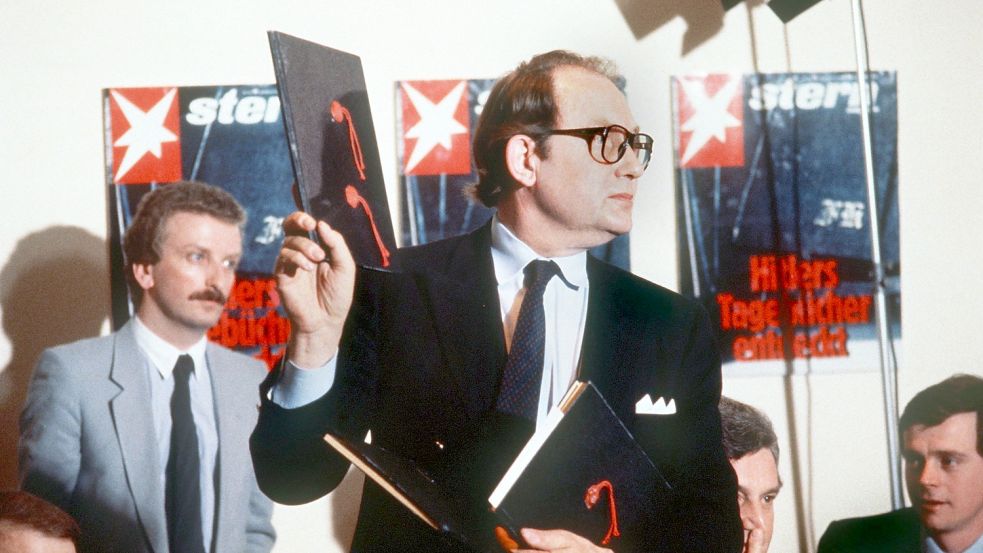 25. April 1983: Reporter Gerd Heidemann präsentiert die „Hitler-Tagebücher“, die er im Auftrag des Magazins „Stern“ gekauft hat. Foto: dpa/Chris Pohlert