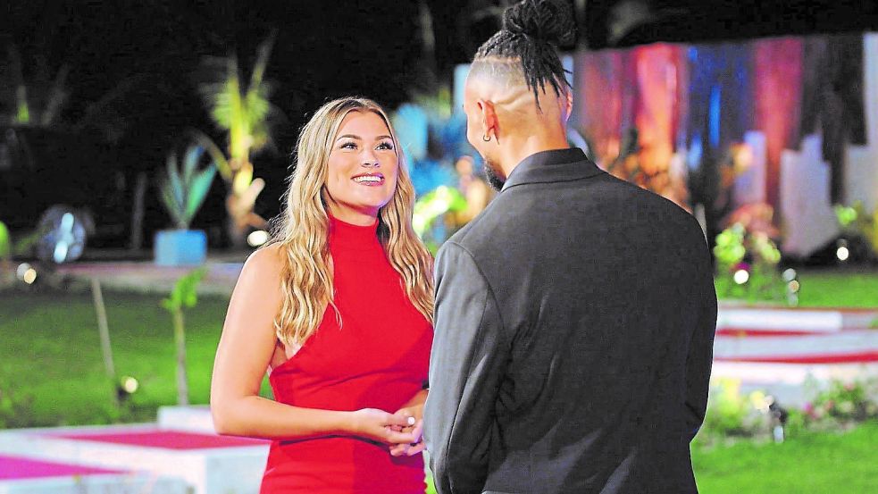 Fußballerin Maike Ruten aus Niederlangen schindete mit einem gekonnten Pass direkt Eindruck bei Bachelor David Jackson. Foto: RTL+