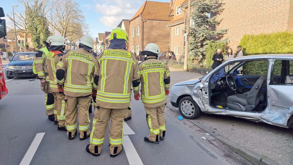 Nach einem Unfall auf der Mühlenstraße hat die Feuerwehr eine Autofahrerin aus ihrem Wagen befreit. Eine Siebenjährige wurde schwer verletzt. Foto: Nonstopnews