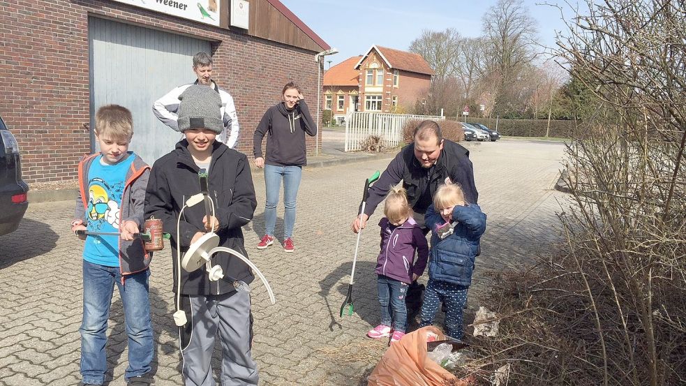 Beim traditionellen Frühjahrsputz in Weener packen nicht nur Erwachsene, sondern auch Kinder mit an, indem sie achtlos weggeworfenen Müll einsammeln. Dabei kommen jedes Mal große Mengen zusammen. Foto: Gettkowski/Archiv