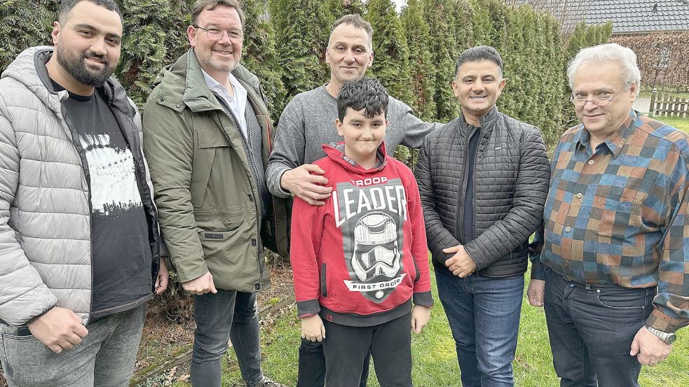 Gemeinsames Treffen: Yasir (Mitte) mit seinen Söhnen Khaldoon (vorne), Subhi (links) und Bruder Safaa (Zweiter von rechts) sowie Unternehmer Jan Roter und Ausbildungsleiter Bernhard Büter (rechts). Foto: Claudia Wimberg