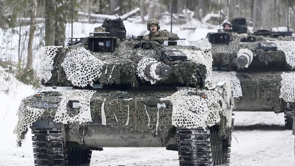 Dänische Leopard 2A7-Panzer im Übungseinsatz: Um mehr Geld für das Militär zu haben, streicht Dänemark einen Feiertag. Foto: dpa/AP/Pavel Golovkin