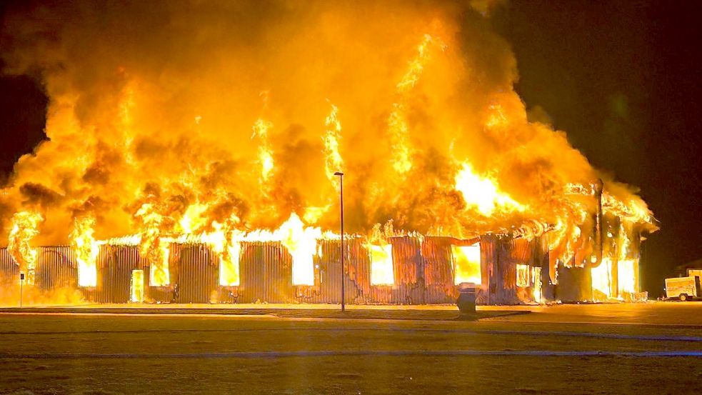 In Vollbrand stand das mehr als 2000 Quadratmeter große Gebäude in der Nacht zu Mittwoch. Foto: Giehl/Feuerwehr Saterland