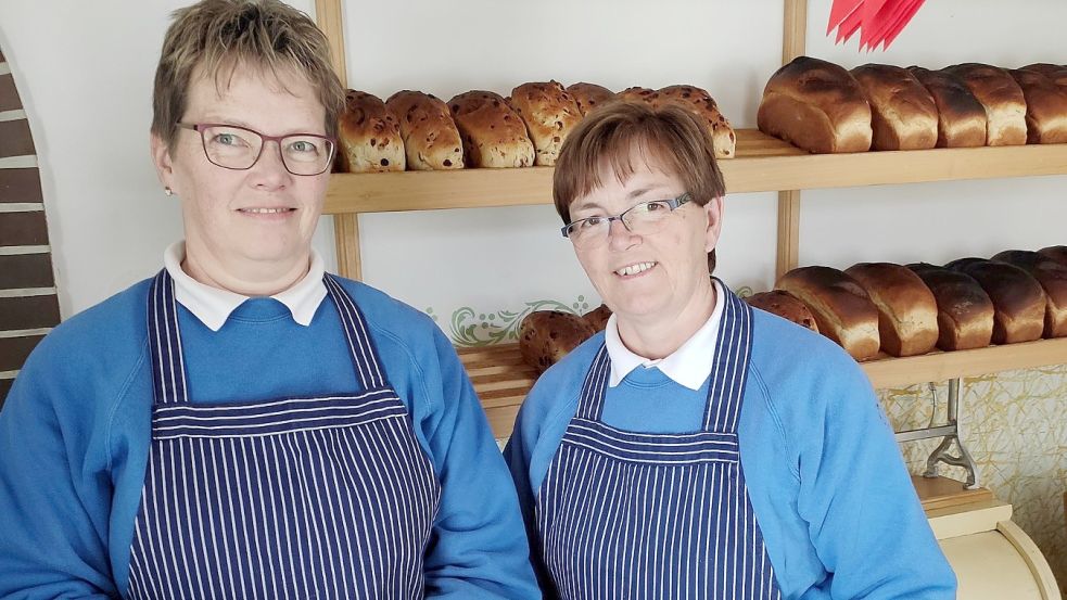 Die Freizeitbäckerinnen Christa Weber und Hiltrud Harms in der Backstube. Foto: privat