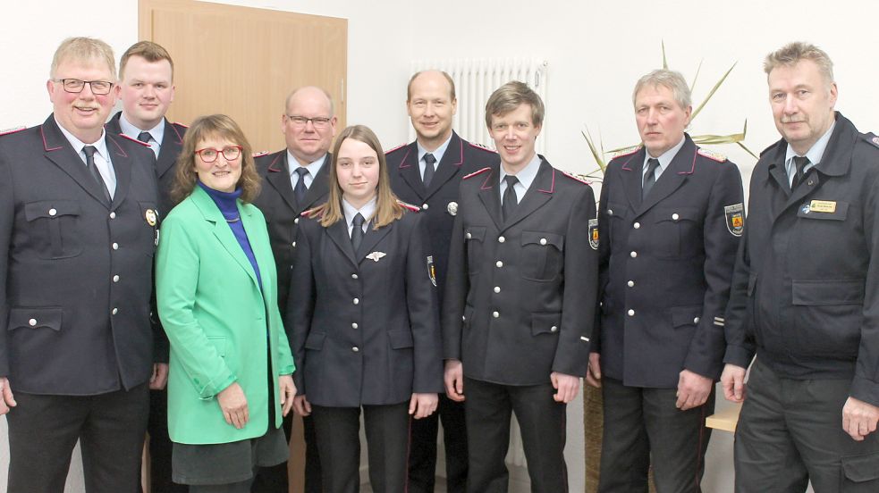 Das Foto zeigt die Feuerwehrspitze, Geehrte und Gäste (von links): Hinrich Kleemann, Jann Kleemann, Helga Meyer, Johann Hesselmeyer, Lisa Hesselmeyer, Markus Schnau, Carsten Jelden, Andreas Erbo und Ernst Behrends. Foto: privat