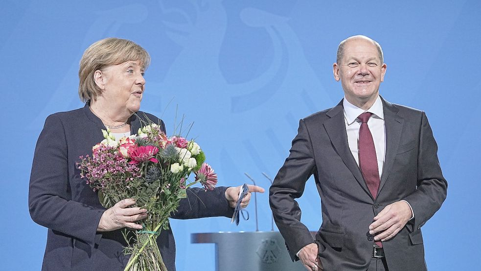 Bundeskanzler Olaf Scholz (SPD) bei der Amtsübergabe mit seiner Vorgängerin Angela Merkel (CDU) Foto: dpa