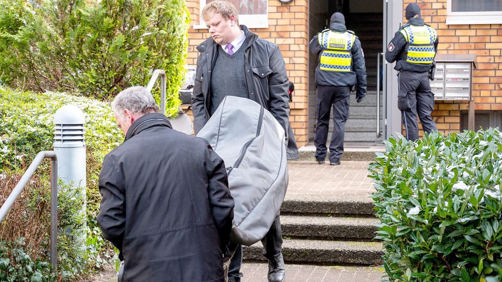 Bestatter trugen im Stadtteil Stellingen die Leiche der 100-Jährigen aus dem Mehrfamilienhaus. Foto: dpa/Daniel Bockwoldt