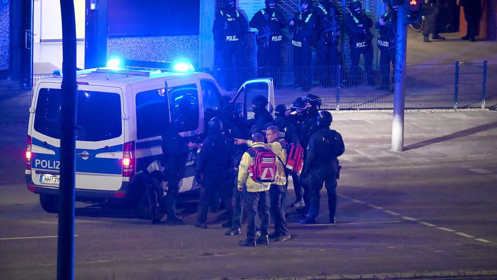 Unmittelbar nach den Schüssen waren alle Fenster des Gebäudes hell erleuchtet, ein Hubschrauber war in der Luft, zahlreiche Rettungswagen standen in den Straßen. Foto: dpa/Jonas Walzberg