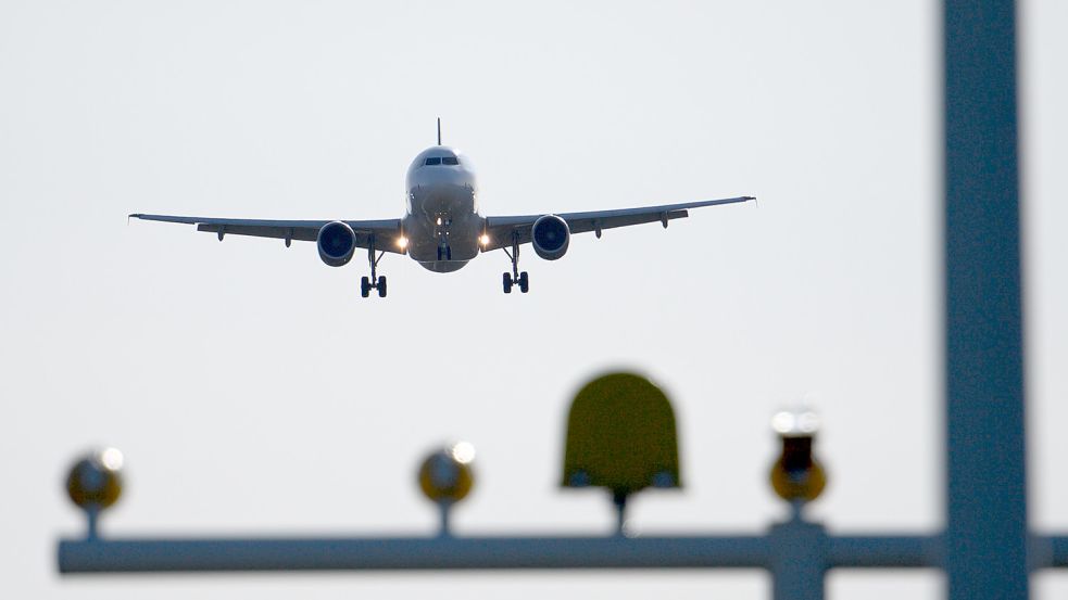 In Bremen bleiben die Flieger am Montag mutmaßlich am Boden: Verdi hat zu einem Warnstreik aufgerufen. Foto: dpa-Zentralbild