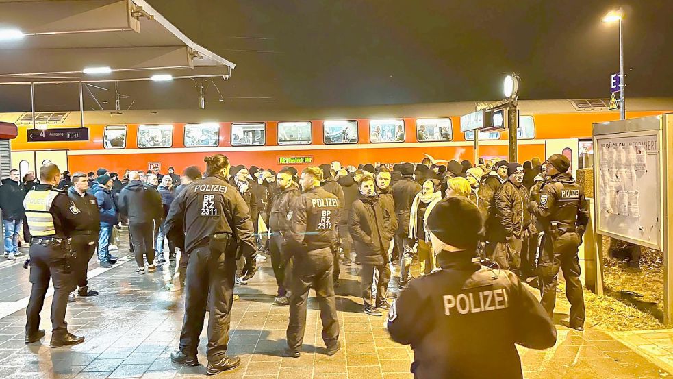 Die Bundespolizei begleitet die zum Teil randalierenden Fans in Büchen in den Zug. Mit Hunden und einem Großaufgebot versuchten die Einsatzkräfte, die Ordnung wiederherzustellen. Foto: Timo Jann