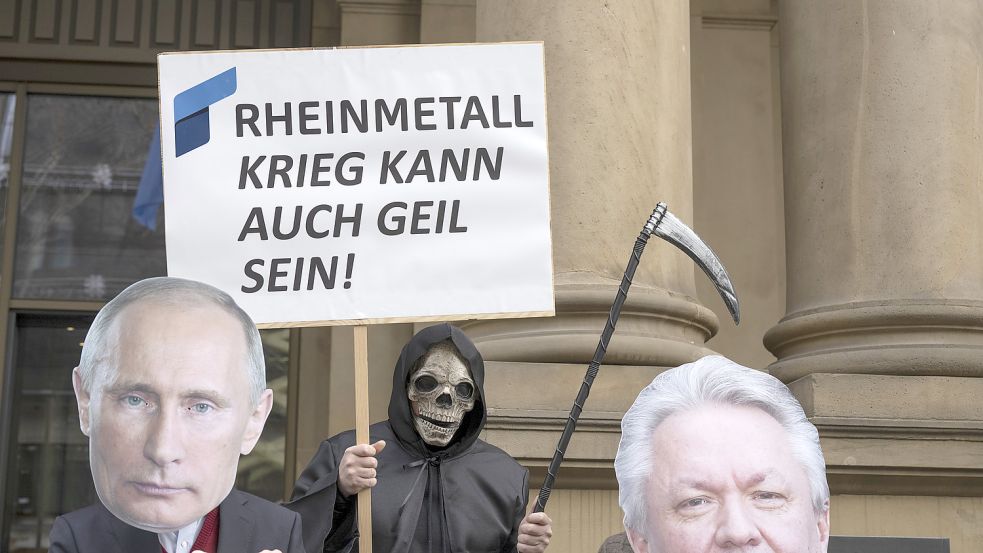 Protest vor der Frankfurter Börse: Kritiker schimpfen über die Aufnahme des Rüstungskonzerns Rheinmetall in den Dax. Foto: picture alliance/dpa/Boris Roessler