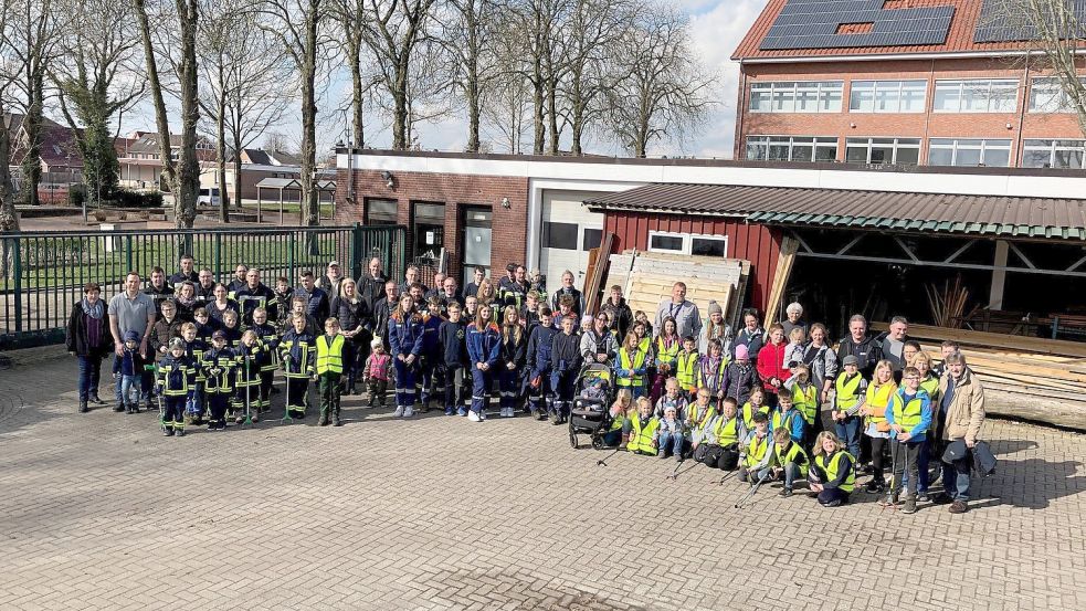 In Ostrhauderfehn trafen sich viele freiwillige Helfer zur Müllsammelaktion auf dem Bauhof beim Rathaus. Von dort ging es in kleinen Gruppen los durch den Ort. Foto: Kruse