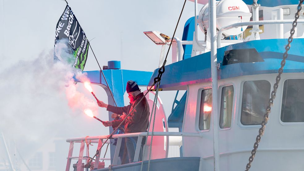 Leuchtender Protest: Die Fischer in Büsum entzündeten auch Handfackeln. Foto: Michael Ruff