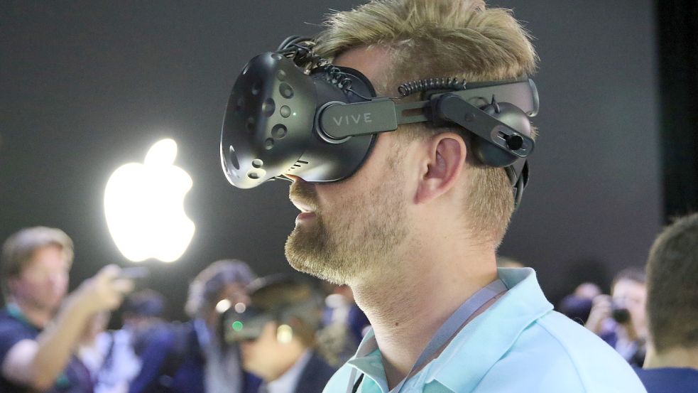 Apples Headset für virtuelle und gemischte Realität soll noch in diesem Jahr erscheinen - und dürfte sich optisch deutlich vom 2017 verfügbaren HTC Vive unterscheiden, das mal bei einer Apple Keynote zum Einsatz kam. Foto: dpa/Christoph Dernbach