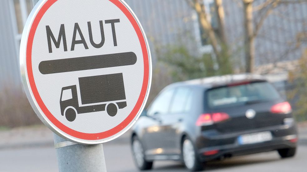 Ein Mautschild für LKW Maut steht an der Zufahrt zu einer Bundesstraße. Foto: dpa/Bernd Weissbrod