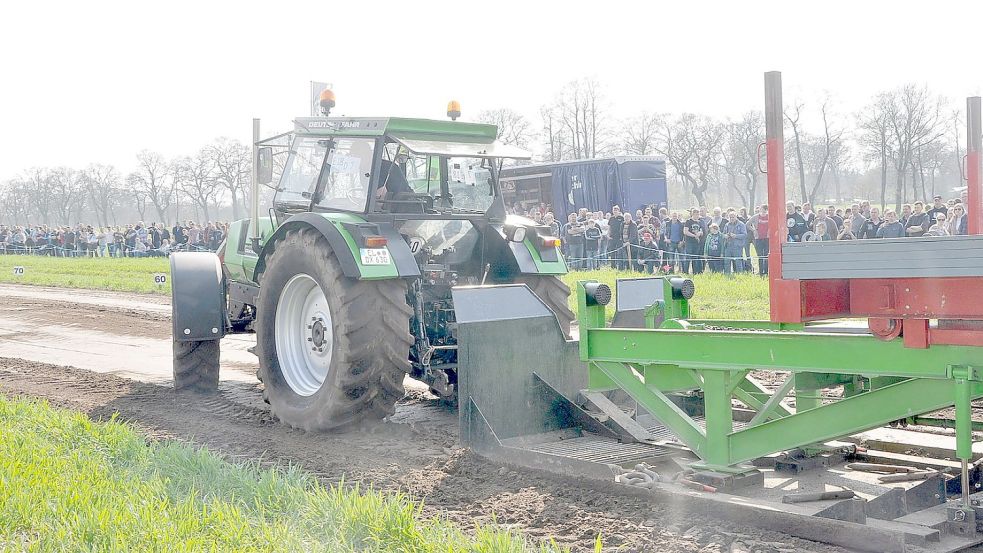 Experten arbeiten mit kleinen Tricks. Beim 6. Treckertreck in Breinermoor 2019 gingen 85 Fahrer mit ihren Traktoren an den Start. Foto: Ammermann