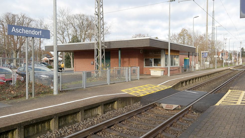 Immer wieder wird die Sanierung des Aschendorfer Bahnhofs gefordert. Doch jetzt macht die Bahn klar: Der Standort in Aschendorf wird in den nächsten Jahren nicht modernisiert. Foto: Belling