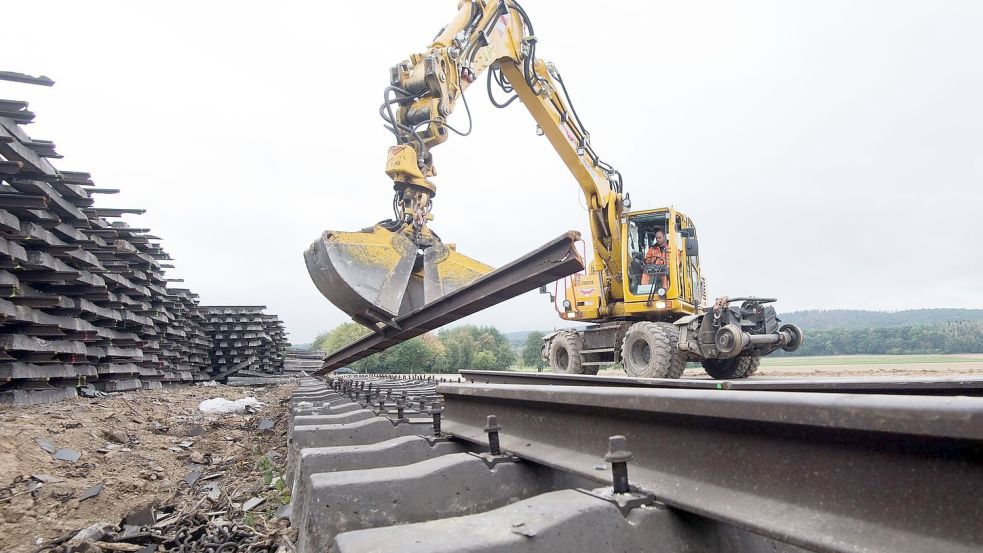 Nur mit grundlegenden Sanierungen ihrer Strecken wird die Bahn fit für den Verkehr der Zukunft sein können. Foto: Julian Stratenschulte/dpa