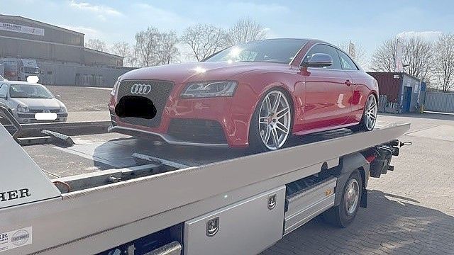 Ein Audi auf einem Abschlepper: An diesem Wagen wurde zu viel gebastelt. Er wurde von der Polizei sichergestellt. Foto: Polizeiinspektion Cloppenburg/Vechta