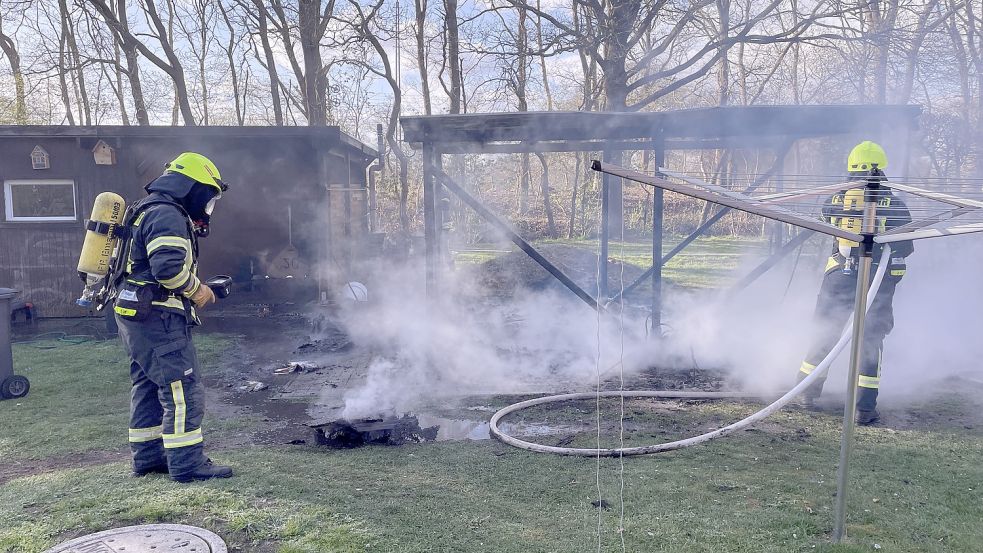 Ein Carport ist in Aschendorf abgebrannt. Foto: Stadt Papenburg/Feuerwehr