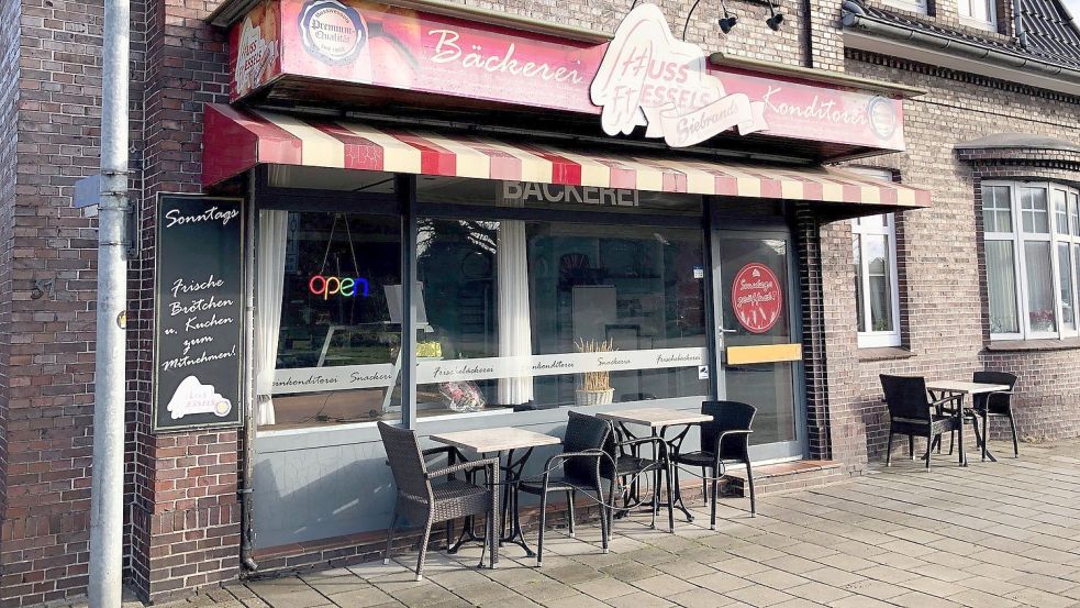 Auch wenn die Stühle noch draußen stehen und ein Schild „open“ im Schaufenster hängt - die Bäckerei an der Bahnhofstraße in Ihrhove ist kurzfristig geschlossen worden. Die Familienbäckerei Musswessels mit Sitz in Rhede sucht jetzt nach einer Lösung. Foto: Ammermann