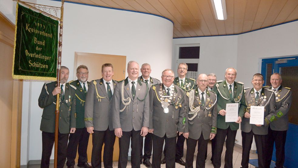 Aufstellen zum gemeinsamen Foto (von links): Gerd-Arthur Wilts, Werner Thomßen, Ludger Meiners, Harm Lalk, Jörg Priet, Helwig Röhrsch, Hans-Georg Stulken, Herwig Kluin, Udo Griepenburg, Klaus de Boer, Wolfgang Kramer und Karl-Gerhard Laaken. Foto: Weers