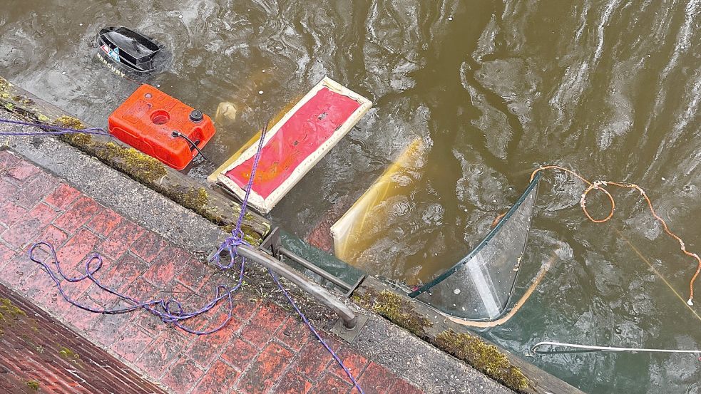 Dieses Sportboot sank in der Grooten Gracht in Emden. Foto: Privat