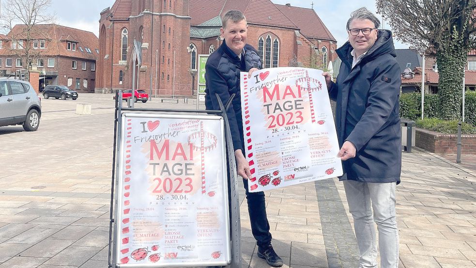 Hoffen auf gutes Wetter: Die HGV-Vorsitzenden Markus Block (links) und Frank Hanneken präsentieren das Programm der 45. Friesoyther Maitage. Foto: Verena Kamphaus