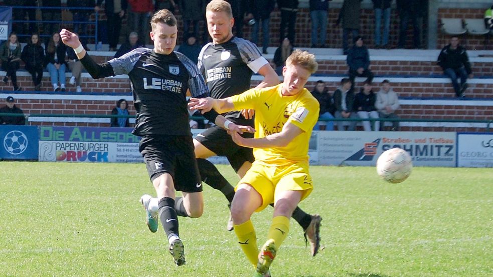 Blau-Weiß Papenburg (dunkle Trikots) hat acht Spiele nacheinander verloren. Foto: Reemts