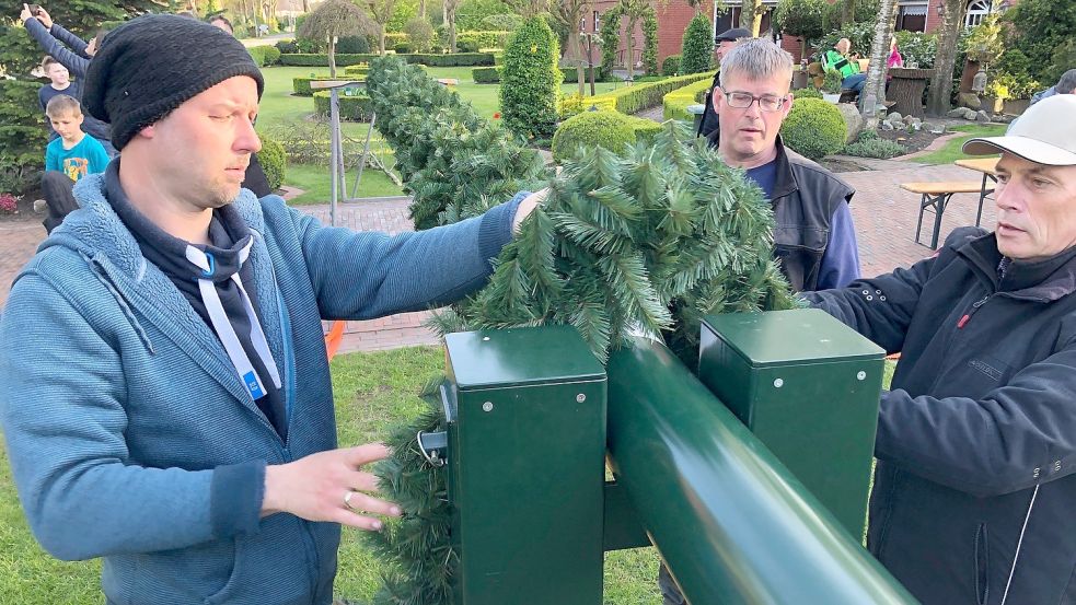 Bei der Mühle in Rhaude ist vorhin der Maibaum aufgestellt worden. Erstmals ist ein großes Aluminiumrohr mit einem Kranz als Maibaum verwendet worden. Foto: Ammermann