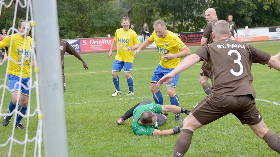 2022 traten die Allstars von St. Pauli beim SC Rhauderfehn-Langholt an. Nun sind am 6. Mai die „Ruhrpotthelden“ auf dem SCR-Sportgelände zu Gast. Foto: Weers/Archiv