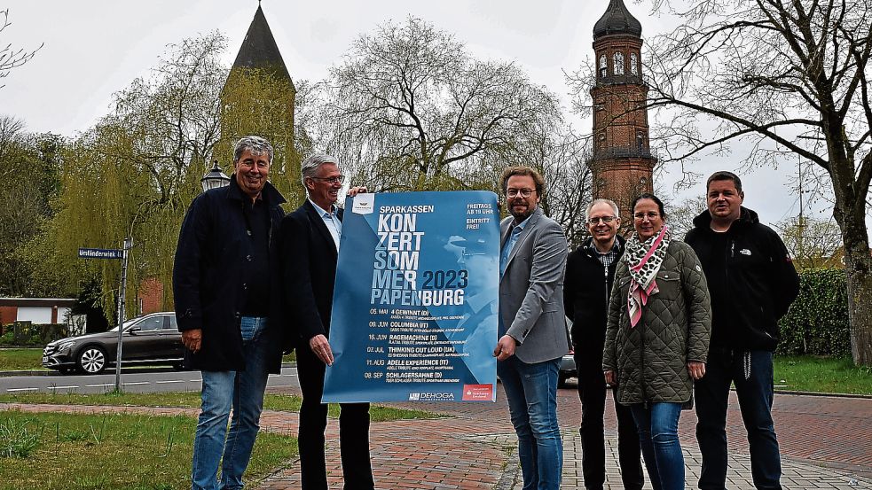 Freuen sich auf den Auftakt des „Sparkassen-Konzertsommers“ auf dem Michaelisplatz (von links): Günter Kaltwasser, Georg Schröer, Roland Averdung, Peter Hilling, Anke Lind und Stephan Tepe. Foto: Kothe