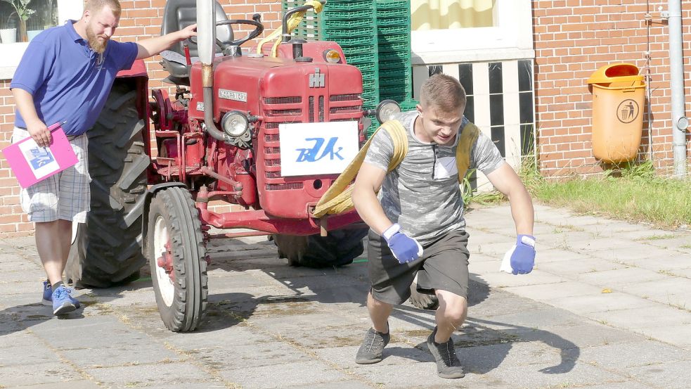 Beim Ostfriesland-Warrior war 2019 einen 1500 Kilogramm schweren Trecker einige Metern weit zu ziehen. Am Vereins-Tag gibt es einen kleinen Warrior-Parcours. Foto: Archiv