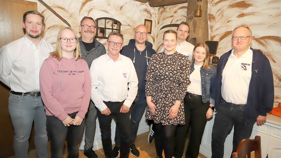 Der Vorstand des CCS Sedelsberg mit den geehrten Tänzerinnen (von links): Nils Tapken, Feenke Lindemann, Joachim Tiedeken, Stefan van Kempen, Andreas Herbers, Vanessa Hinrichs, Lars Schröder, Ina Osterwiek, Theo Hanneken. Foto: Passmann