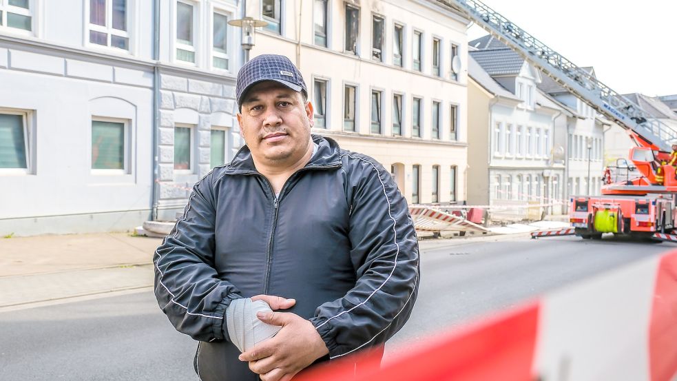 Dan Paun fing eine Mutter und ihre zwei Kinder auf, die aus dem Fenster im dritten Stock gesprungen sind. Foto: Sebastian Iwersen