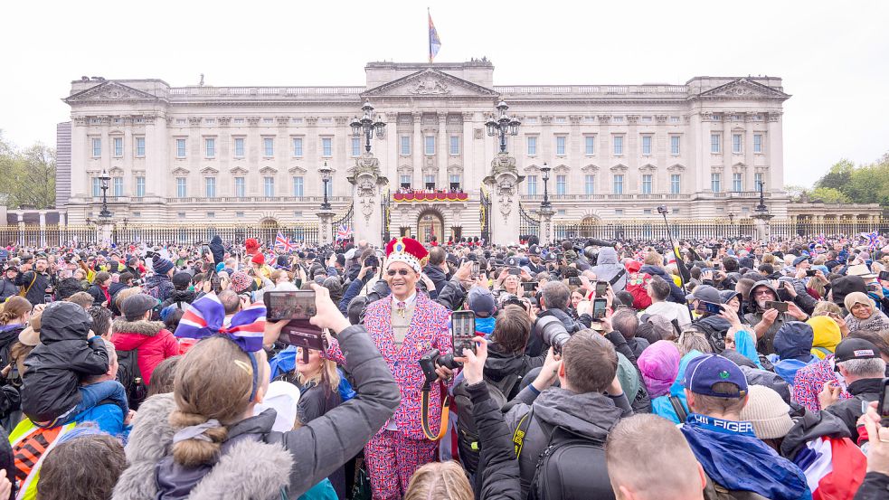 Royale Fans feiern die Krönung von Charles III. vor dem Buckingham Palace. Foto: imago-images/PA Images