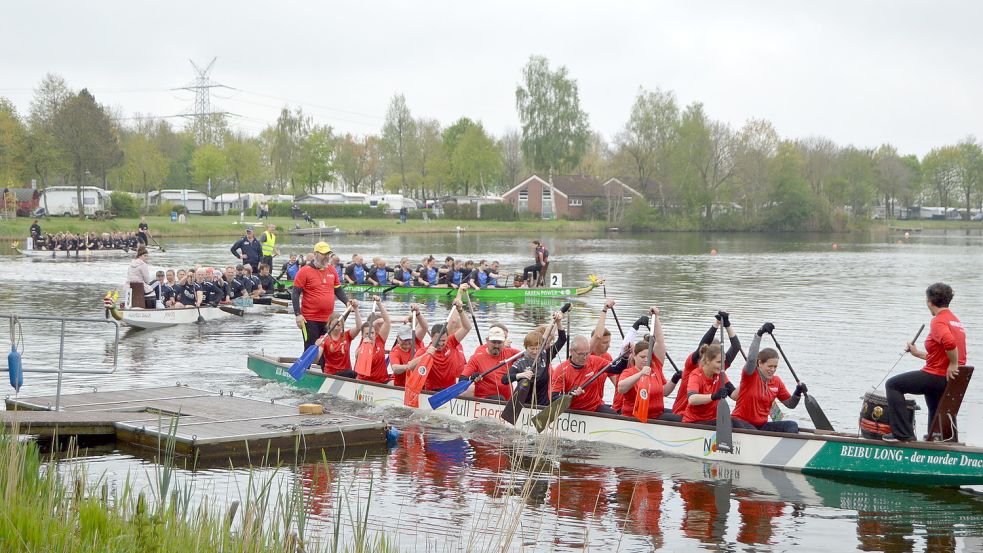 An den Ein- und Ausstiegsrampen herrschte bisweilen dichtes Gedränge. Im Hintergrund sind die beiden Startpunkte (weiß) für die Boote zu sehen. Bei den Springwettbewerben fuhren jeweils immer zwei Boote gegeneinander. Auf der 2,5-Kilometer-Langstrecke konkurrierten sogar vier Boote gleichzeitig um den Sieg. Foto: Weers