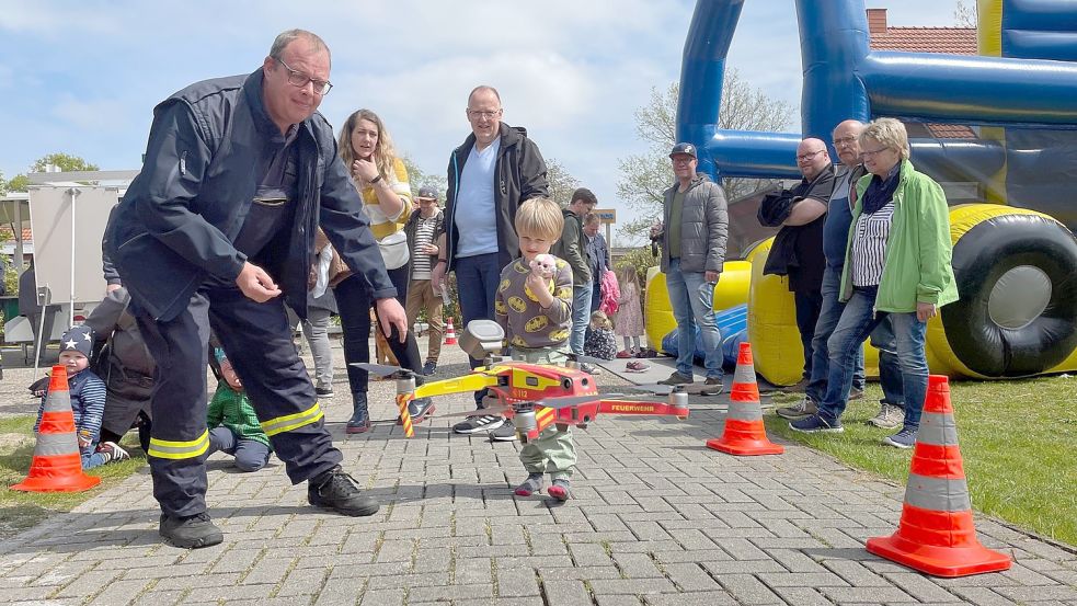 Vor dem staunenden Publikum hing sie in der Luft: die Drohne der Klostermoorer Wehr. Foto: Janßen