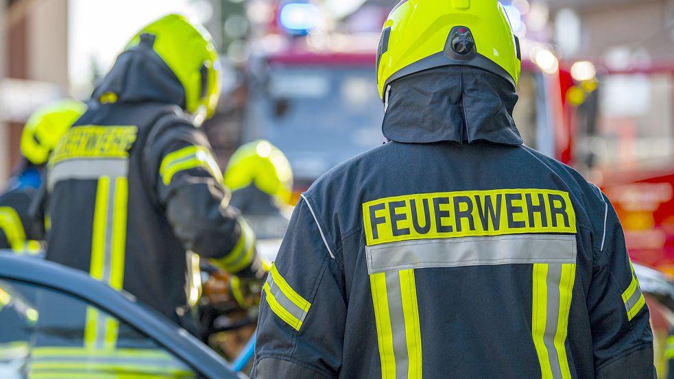 Auf der Autobahn 12 sind ein Reisebus und ein Lastwagen zusammenstoßen. Foto: dpa/David Inderlied