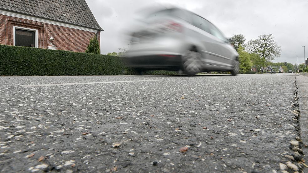 Im Logaer Weg sei hellerer Asphalt eingebaut worden, teilt die Stadt mit. Hellere Mischungen habe es bei den Mischwerken der Region nicht gegeben. Foto: Ortgies