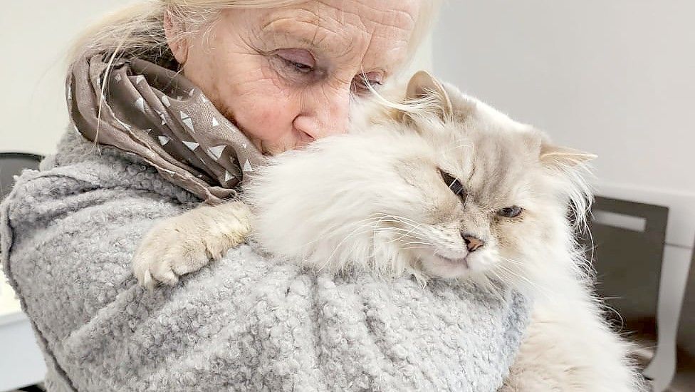 Uschi Cassens mit Ragdoll-Kater Garfield. Foto: privat