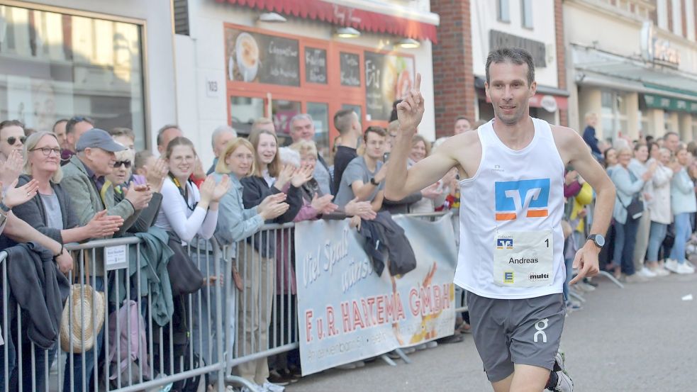 Da ist er, der gewohnte „Sieger-Zeigefinger“ von Andreas Kuhlen: Der Athlet des Braunschweiger Laufclubs gewinnt auch den diesjährigen Ossiloop. Foto: Ortgies