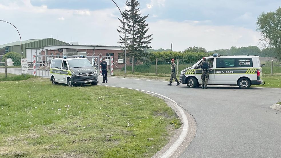 Flugzeugunglück in Hohn: Die Feldjäger der Bundeswehr sind vor Ort. Die Ermittler gehen von zwei Toten aus. Foto: Rainer Krüger