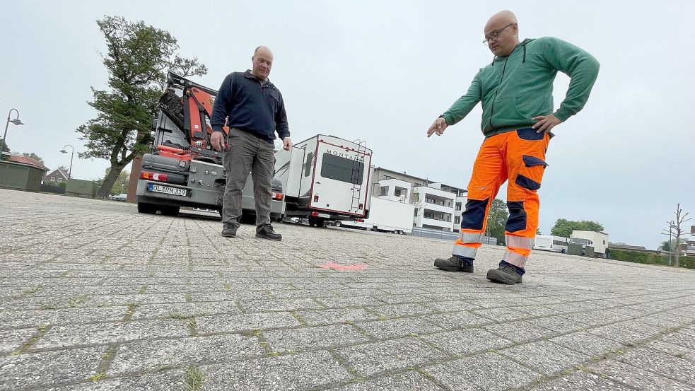 Marktmeister Bernd Haskamp (rechts) und Rick Meinecke vom Musikexpress schauten sich Montagmorgen den Platz an. Mit leuchtend roter Farbe sind die Eckpunkte der einzelnen Stellflächen markiert. Foto: Janßen